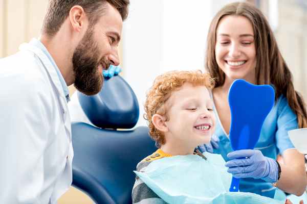 W jakim celu stomatolog zatruwa zęba?